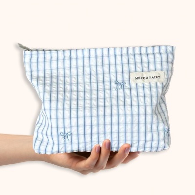Necessaire de tecido branco com riscas azuis e etiqueta MEYOU FAIRY