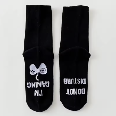 Par de meias pretas com textos e desenho de comando de videojogo.