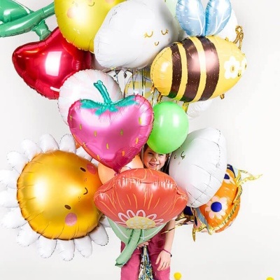 Balões de festa coloridos em várias formas e com expressões felizes