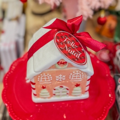Casa decorativa de Natal em cerâmica com laço vermelho e etiqueta 'Feliz Natal'