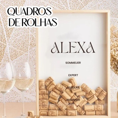 Quadro de rolhas com moldura de madeira clara, texto ALEXA e níveis ao fundo