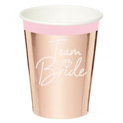 Copo descartável de papel rose gold com texto Team Bride e borda rosa
