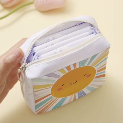 Bolsa pequena com fecho e desenho de sol sorridente colorido