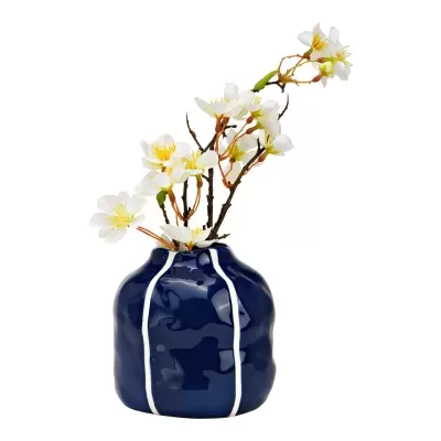 Vaso azul escuro com flores artificiais brancas
