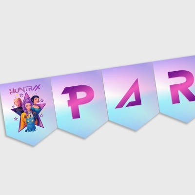 Bandeirola decorativa com letras e ilustração de personagens