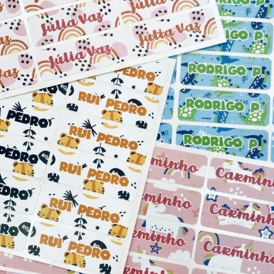 Etiquetas personalizadas coloridas com nomes e padrões lúdicos
