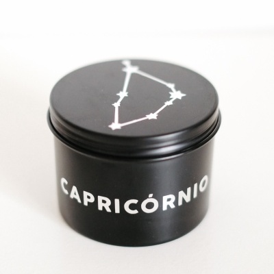 Pote preto com o texto CAPRICÓRNIO e a constelação do signo no topo