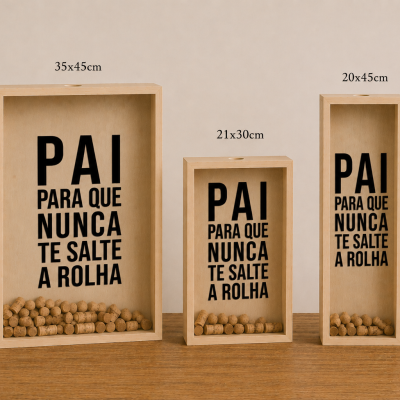 Três caixas decorativas de madeira clara com rolhas e texto em português sobre pai numa bancada com decoração