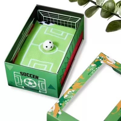 Mini campo de futebol de mesa em papelão verde com bola e gol branco