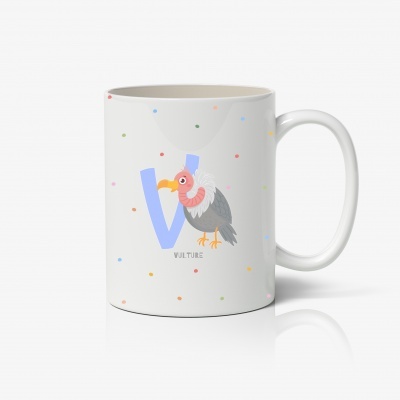 Caneca branca com ilustração de abutre e letra V azul.