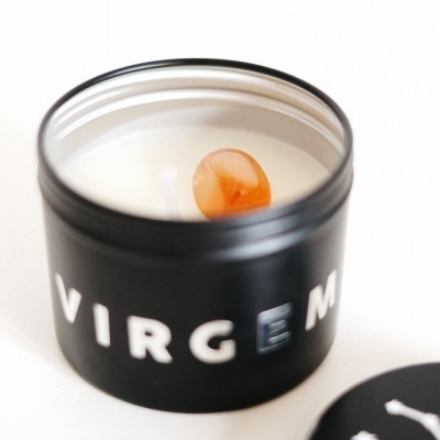 Vela branca numa lata preta com a palavra VIRGEM em branco