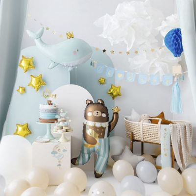 Decoração de festa infantil com balões temáticos, bolo e berço