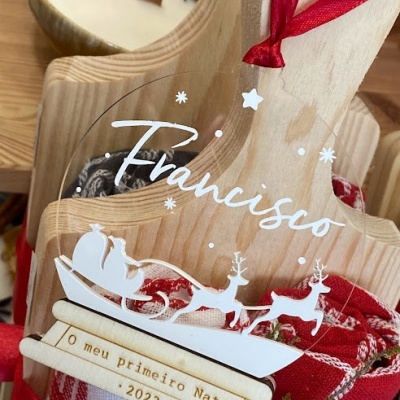 Decoração de Natal personalizada em acrílico e madeira com nome Francisco e frase Meu primeiro Natal 2023