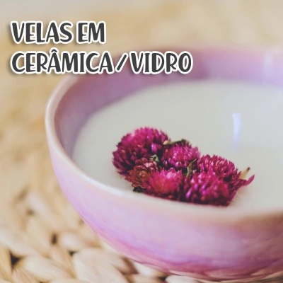 Vela em recipiente cerâmico rosa com flores secas e texto promocional