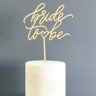 Topo de bolo de madeira com frase bride to be