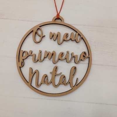 Enfeite de Natal redondo em madeira com texto 'O meu primeiro Natal'