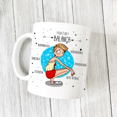 Caneca branca com ilustração colorida e texto em português sobre signo Balança