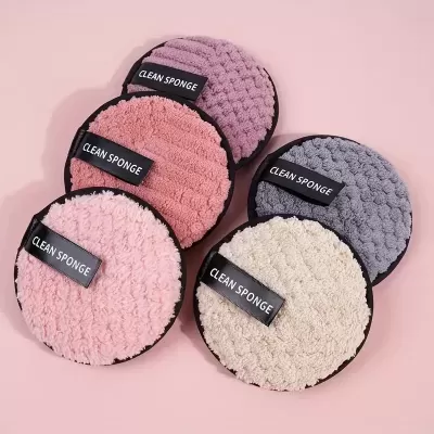 Conjunto de cinco esponjas redondas macias para limpeza, com etiqueta CLEAN SPONGE