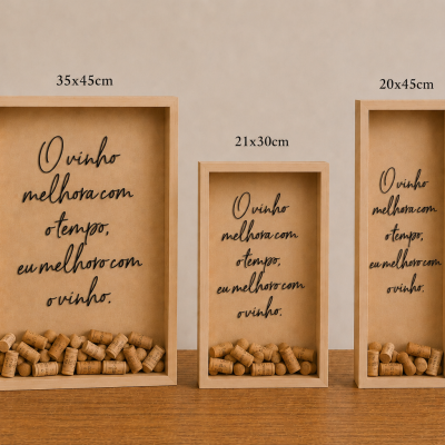 Três caixas de madeira com texto sobre vinho e rolhas em cima de mesa com vaso e livros.