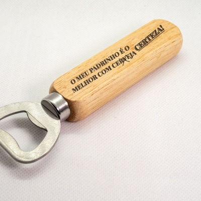 Abridor de garrafas com cabo de madeira e texto gravado