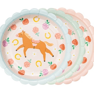 Quatro pratos de papel coloridos com desenho de cavalo e flores