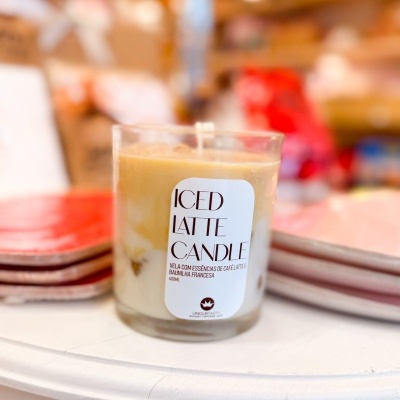 Vela aromática em copo de vidro transparente com etiqueta branca