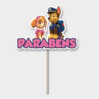 Topo de bolo com personagens Skye e Chase e texto PARABÉNS