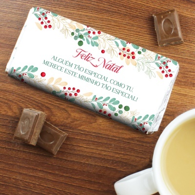 Barra de chocolate embrulhada com design natalício com texto em português