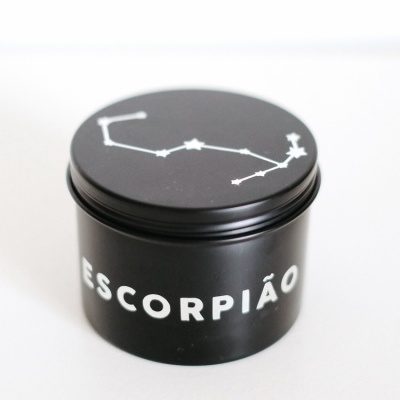 Pote preto com constelação e texto Escorpião branco