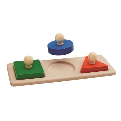 Conjunto de peças geométricas em madeira com botões e base rectangular de madeira clara