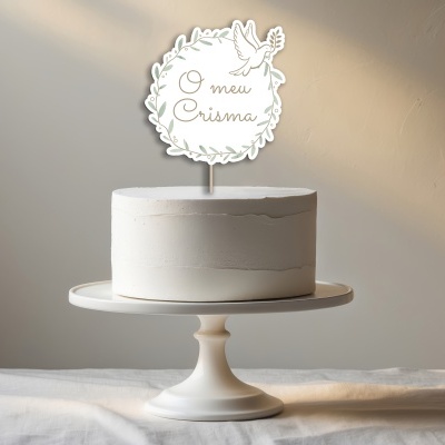 Bolo branco simples com topper 'O meu Crisma' e pomba em suporte branco