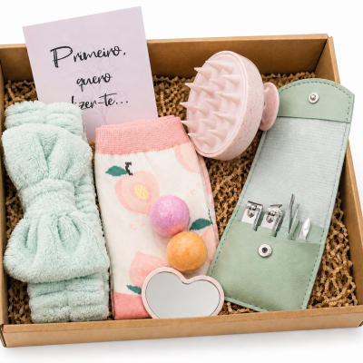 Conjunto de cuidados pessoais em caixa de presente com faixa de cabelo, meias estampadas, acessórios de manicure, escova, bolas de banho e espelho