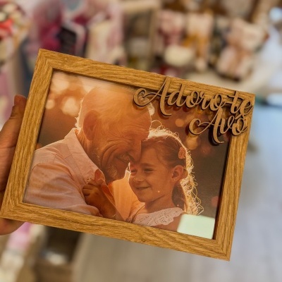 Moldura de madeira com fotografia de avô e neta e texto Adoro-te Avô
