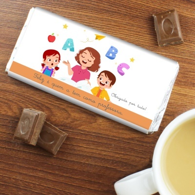 Chocolate com embalagem decorada com ilustração e texto de agradecimento, acompanhado de chá