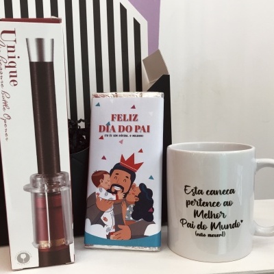 abridor de garrafas Unique, chocolate comemorativo dia do pai e caneca branca com texto em português