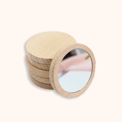 Espelhos circulares com armação de madeira clara