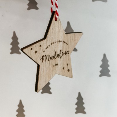 Enfeite de natal estrela de madeira com texto personalizado pendurado