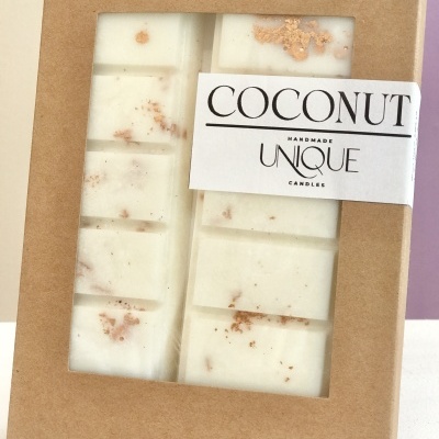 Caixa de velas artesanais de coco com embalagem em papel kraft e etiqueta branca