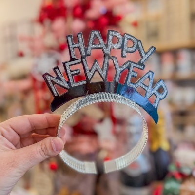 Tiara decorativa preta com texto HAPPY NEW YEAR em letras prateadas brilhantes