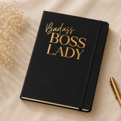 Caderno preto com texto dourado Badass BOSS LADY