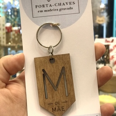 Porta-chaves em madeira com letra M e inscrição DE MÃE