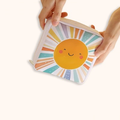 Carteira branca com desenho de sol sorridente colorido