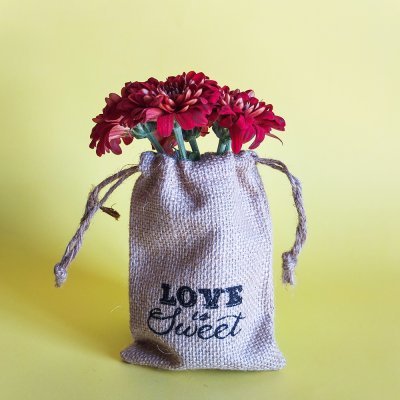 Saco de tecido com flores vermelhas e texto LOVE Sweet