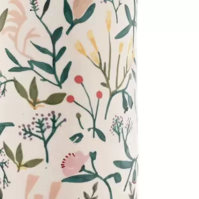 Produto cilíndrico com padrão floral colorido em fundo branco