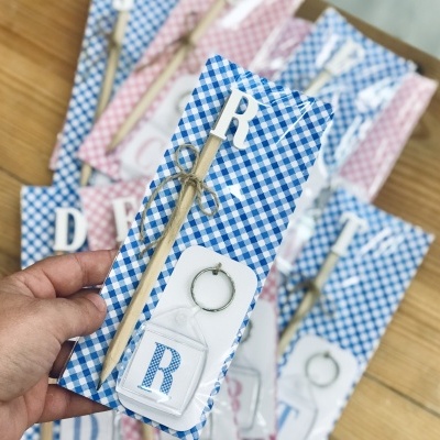 Conjunto com lápis e chaveiro com letras em cartão xadrez azul e branco