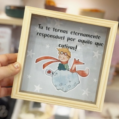 Quadro decorativo com ilustração e texto em português