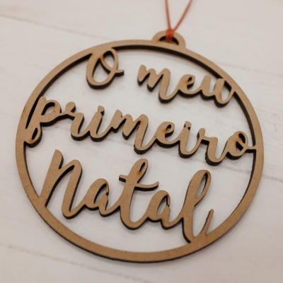 Enfeite natalício redondo em madeira com texto 