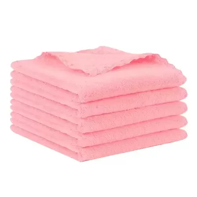 Pilha de seis toalhas cor-de-rosa empilhadas