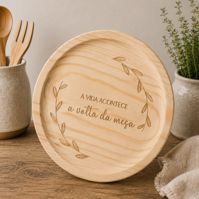 Prato redondo de madeira clara com inscrição e desenhos gravados