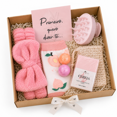 Kit de produtos de cuidado pessoal e acessórios em caixa de presente